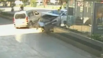 Alanya'da otomobil dehşeti ! Önce genç kıza ardından otobüs durağına çarptı