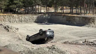 Eskişehir'de okul inşaatının temeline düşen araç ters döndü