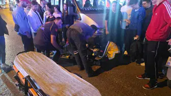 Zonguldak'ta yolun karşısına geçen anne ve oğluna motosiklet çarptı