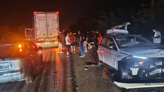 Antalya'da zincirleme kaza : D-400 savaş alanına döndü, 2 kişi yaralandı