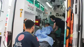 Aksaray'da arıdan korkup ağaçtan düşen çocuğun koluna demir saplandı