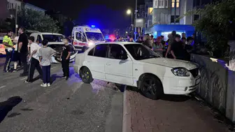 Kayseri'de ticari araçla çarpışan otomobil, bina duvarına çarparak durabildi
