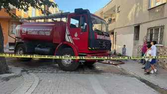 Küçükçekmece'de 6 katlı binanın çatısında yangın çıktı