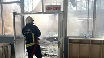 Van’da yıkım çalışmasında korkutan yangın ! Yoğun duman şehrin her yerinden görüldü