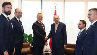 Cumhurbaşkanı Erdoğan'a New York'ta sürpriz hediye : Polonya Cumhurbaşkanı Nawrocki kılıç verdi