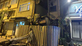 Bakırköy’de metruk binanın üst katı çöktü