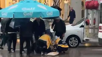 Bursa’da otomobil yayaya çarptı : Yaralı yağmur altında şemsiye ile korundu