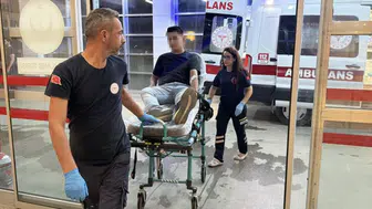 Ani fren yapan otomobile çarpmamak için refüje çıktı : 2 yaralı