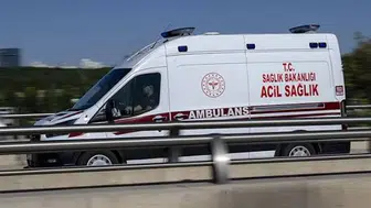 Zeytinburnu’nda otomobil otopark duvarından boş araziye düştü