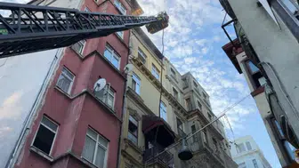 Beyoğlu'nda 6 katlı restoranda yangın çıktı : Ekipler çatıdan müdahale etti