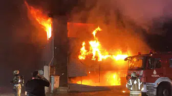 Esenyurt'ta oto lastikçi dükkanında çıkan yangın 5 iş yerine sıçradı