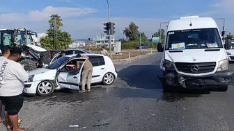 Antalya'da tur minibüsü ile otomobil çarpıştı : 2 kişi yaralandı