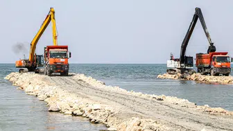 Van Gölü'nde dip çamuru temizliği sürüyor