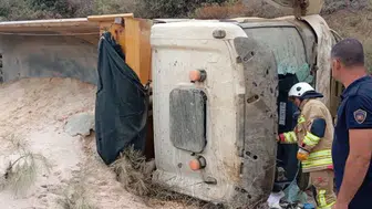 Hatay Belen'de hafriyat kamyonu devrildi : Sürücü yaralandı