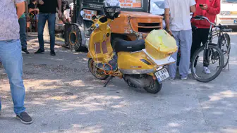 Bursa'da motosiklet 2 otomobille çarpıştı : Sürücü yaralandı