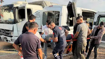 Kamyon ile minibüs çarpıştı: 6 yaralı