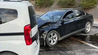 Adana Kozan'da iki araç çarpıştı : 3 yaralı