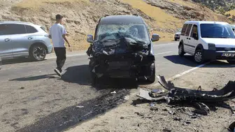 Siirt Eruh'ta hafif ticari araç ile kamyonet çarpıştı: 4 yaralı