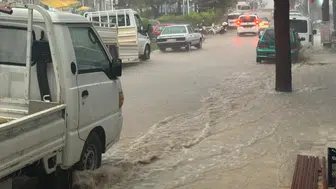 Antalya'da sağanak yağış cadde ve sokakları su altında bıraktı