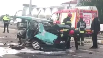 Konya'da alkollü sürücünün çarptığı otomobil ikiye bölündü: 2 yaralı