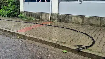 Bartın'da fırtına alarmı : Enerji nakil kabloları koptu, yol trafiğe kapatıldı