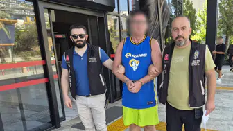 Alanya'da saygısızlık : Türk bayrağına tüküren turist tutuklandı