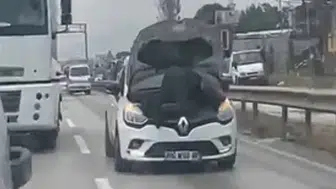 Bursa'da trafiğin ortasında hayrete düşüren manzara