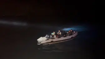 Didim açıklarında lastik bot sürüklendi : 3’ü çocuk 7 düzensiz göçmen kurtarıldı