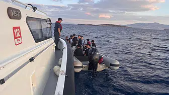 İzmir açıklarında 56 düzensiz göçmen yakalandı