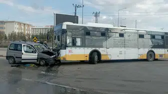 Karaman'da halk otobüsü ile hafif ticari araç çarpıştı : 2'si çocuk 5 kişi yaralandı