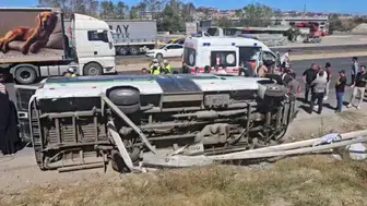 Çerkezköy'de korkunç kaza : Minibüs yan yattı, ortalık savaş alanına döndü