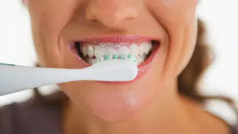 Diş fırçaladıktan sonra ağzı suyla çalkalamak doğru mu ?