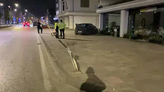 Bursa'da gece yarısı kaza ! Otomobil kaldırıma çıkıp tabelaları devirdi