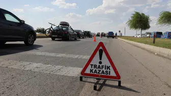 Mersin'de otomobil refüje çarptı : Sürücü hayatını kaybetti