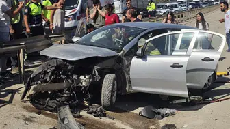 Bursa'da otomobil bariyerlere çarptı : 3 yaralı