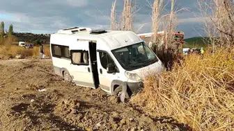 İşçi servisi şarampole devrildi: 13 yaralı