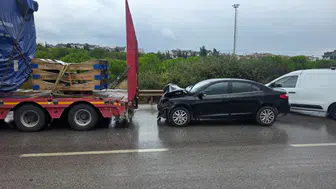 Bandırma'da rüzgar gülü taşıyan tıra çarpan otomobil kazasında 4 kişi yaralandı