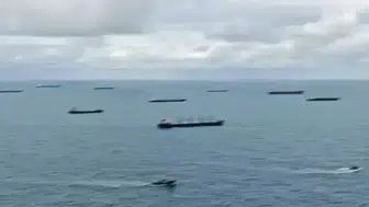 İstanbul Boğazı'nda gemi trafiği askıya alındı : Saldırıya uğrayan konteyner gemisi geçiyor
