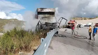 Antalya'da kamyon bariyerlere çarptıktan sonra alev aldı : Sürücü yaralandı