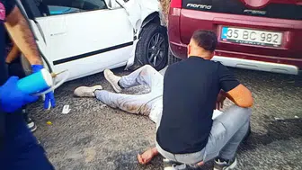 İzmir'de feci kaza : Otomobiller çarpıştı, 1'i ağır 8 kişi yaralandı
