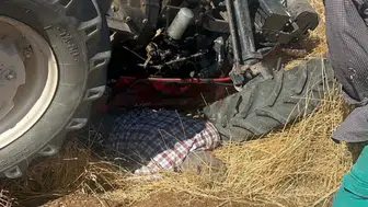 Şanlıurfa'da devrilen traktörün altında kalan sürücü kepçe yardımıyla kurtarıldı