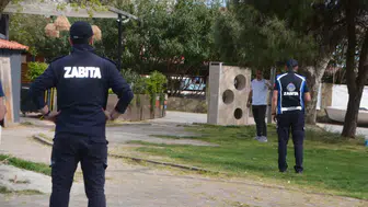 Kemer’de örnek davranış : Bulduğu cüzdanı zabıtaya teslim etti