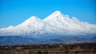 Ağrı Dağı’na mevsimin ilk karı yağdı