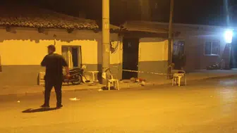 Öfkeli baba eşi ve kızını bıçakladı