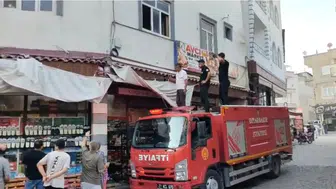 Diyarbakır’da iki gün mahsur kalan yavru kedi itfaiye ekiplerince kurtarıldı