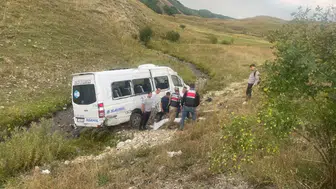 Erzurum İspir'de yolcu minibüsü şarampole devrildi : 1'i ağır 3 yaralı