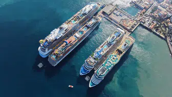 Kuşadası'na 4 dev kruvaziyer aynı anda yanaştı : 11 bin 811 turist akını !