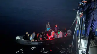 Çanakkale açıklarında motoru arızalanan botta mahsur kalan 14 kaçak göçmen kurtarıldı