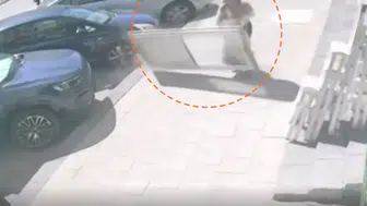 Karaman'da kadının üzerine 7 metreden kapı düştü : Son anda kurtuldu