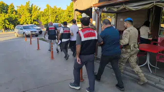 İzmir'de FETÖ operasyonu : 3 tutuklu